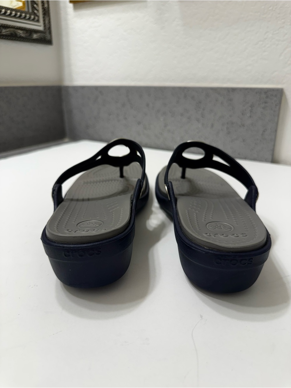 Crocs Sanrah Circle Wedge Flip Sandals in Navy and Silver Sz 9 - Picture 5 of 10